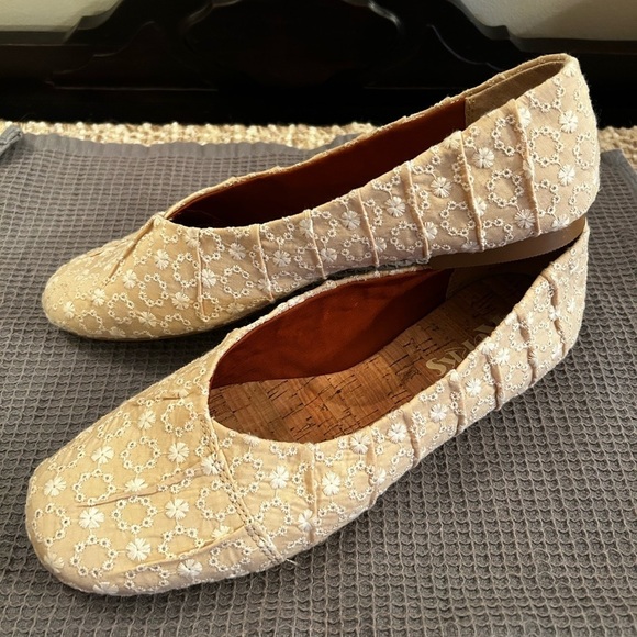 Korks Palmer Ballet Flats Size 8.5 M Beige Slip On Crochet Floral Eyelet Shoes - Picture 1 of 8